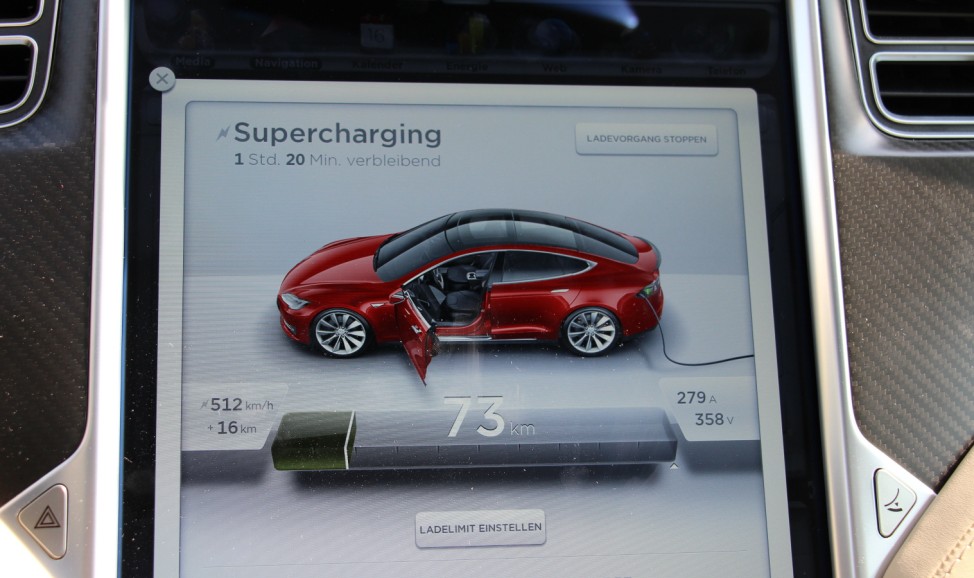 Die Ladeanzeige des Tesla Model S P85D.