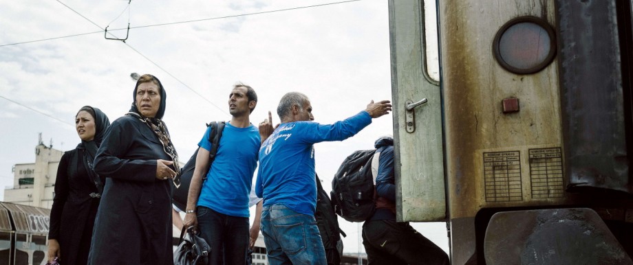 Flüchtlinge vom Balkan: Migranten besteigen einen Zug in Richtung Ungarn auf dem Belgrader Hauptbahnhof