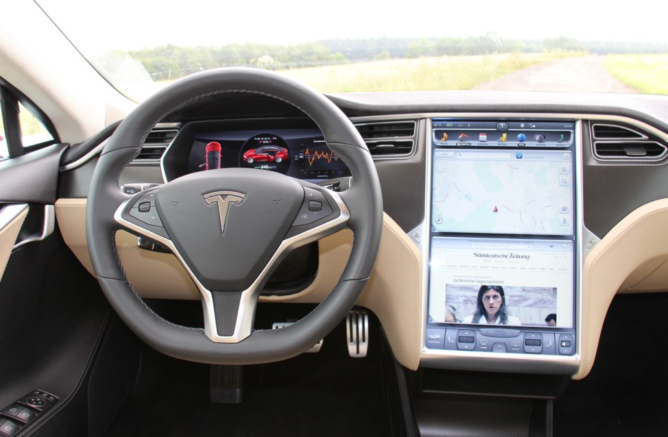 Das Cockpit des Tesla Model S.