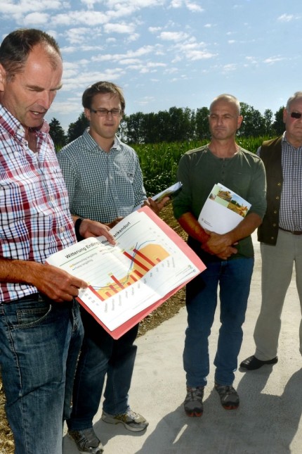 Landkreis: Beim Erntebericht: Anton Mitterer vom Landwirtschaftsamt Erding, Lorenz Oberndorfer vom Bauernverband und der Landwirt Jakob Maier.