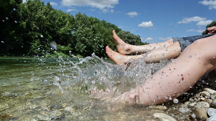Gute Nachricht: Im Freisinger Stadtgebiet kann man problemlos die Füße im Fluss baumeln lassen. Die Isar hat Badewasserqualität.