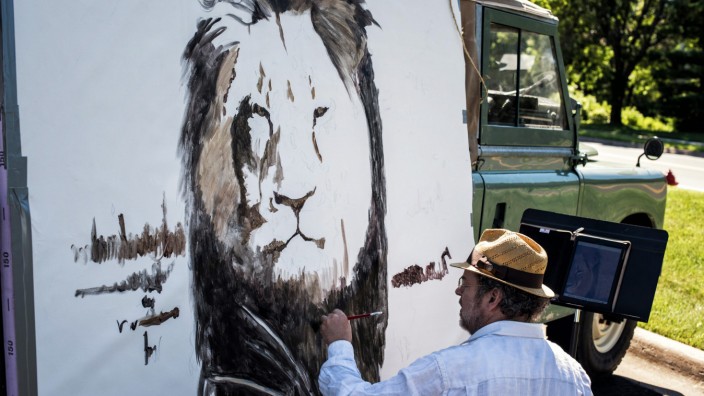 Künstler Mark Balma malt ein Bild vom getöteten Löwen Cecil