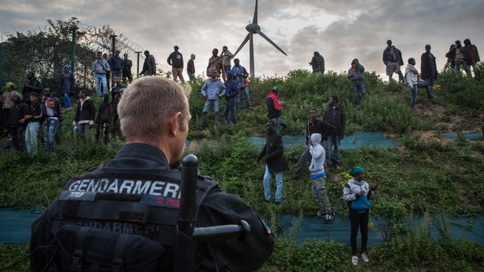 Flüchtlinge in Calais treffen auf die Polizei