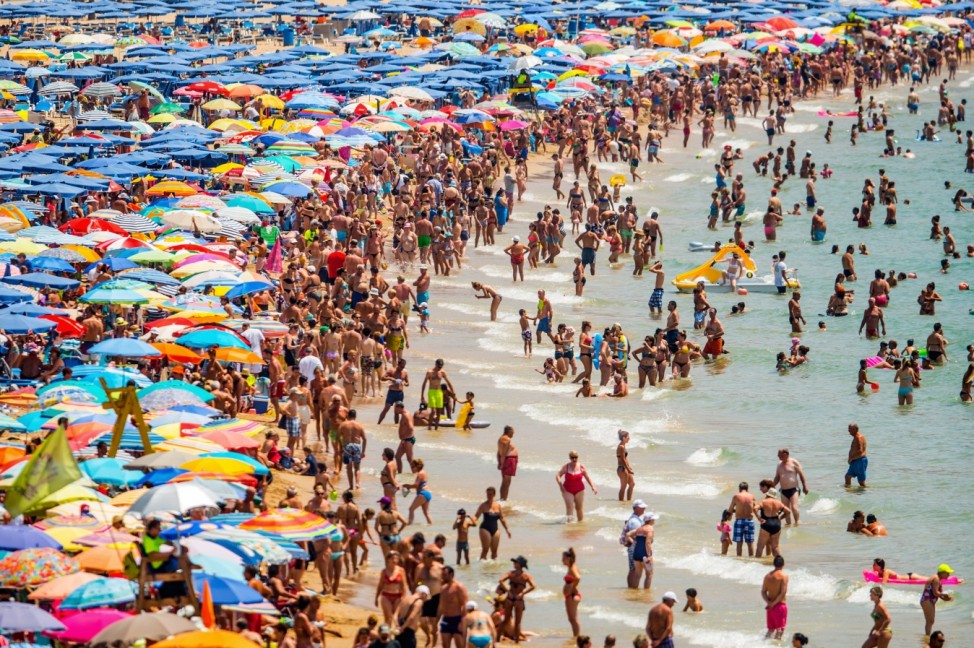 Überfüllter Strand in Benidorm, Spanien, am 22. Juli 2015