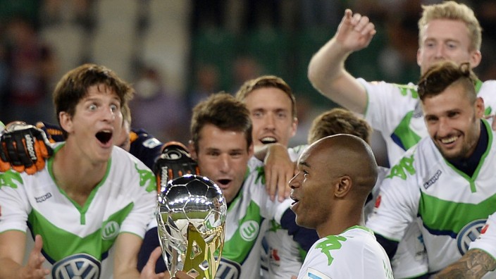 Wolfsburger Sieg im Supercup: Freuen sich wie über einen richtigen Titel: die Wolfsburger Spieler