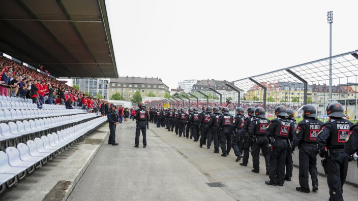 Polizei beim Amateur-Derby: Polizisten stehen beim kleinen Derby zwischen FC Bayern München und TSV 1860 zwischen Fans und Absperrung.