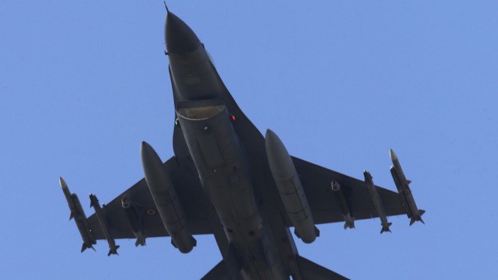 Türkisches Kampfflugzeug hebt vom Luftwaffenstützpunkt Incirlik ab