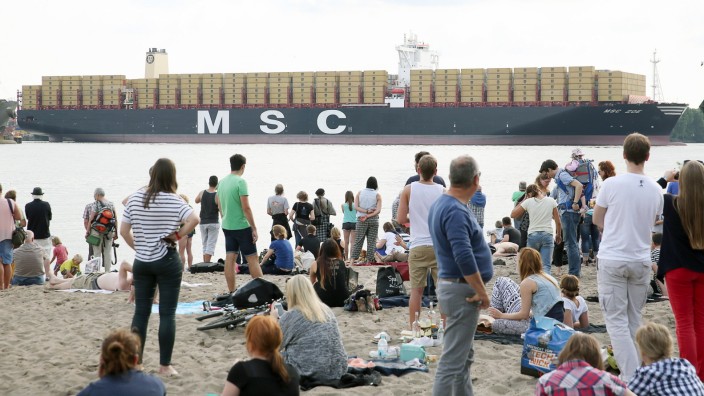 Weltgrößtes Containerschiff MSC Zoe in Hamburg