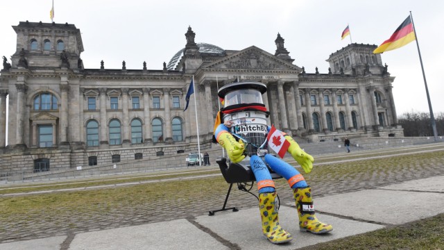 Roboter 'hitchBOT' am Reichstagsgebäude