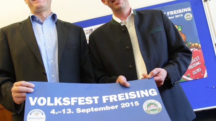 Volksfest 2015: Präsentation des Freisinger Volksfestplakats: Michael Metz von der Staatsbrauerei Weihenstephan (links) und Hauke Winterer vom Hofbrauhaus.
