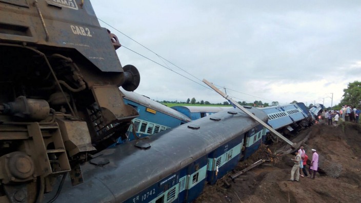 Indien: Nahe Harda in Madhya Pradesh sind zwei Züge entgleist.