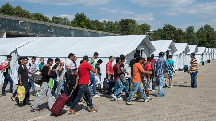 Flüchtlinge beziehen Notzeltlager
