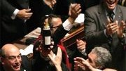 Italien: Die Opposition feiert mit Champagner.