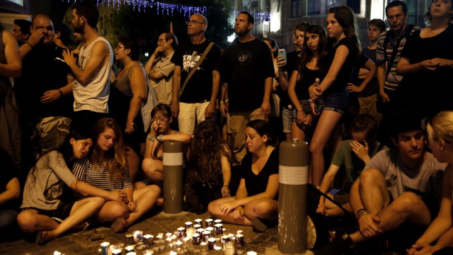 Politisch-soziologische Essays: Jerusalem, Anfang August 2015: Trauer um die sechzehnjährige Schülerin Schira Banki, der während der Gay Pride Parade ein Fanatiker ein Messer in den Rücken rammte.