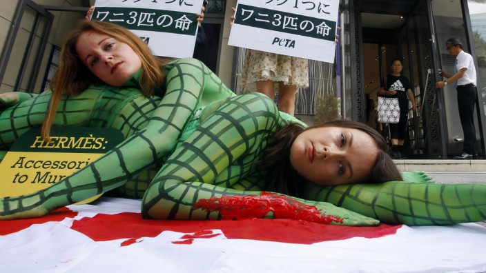 Tierschutz-Protest gegen Hermès: Peta-Aktion in Tokio: Aktivisten mit Krokodil-Body Paint.
