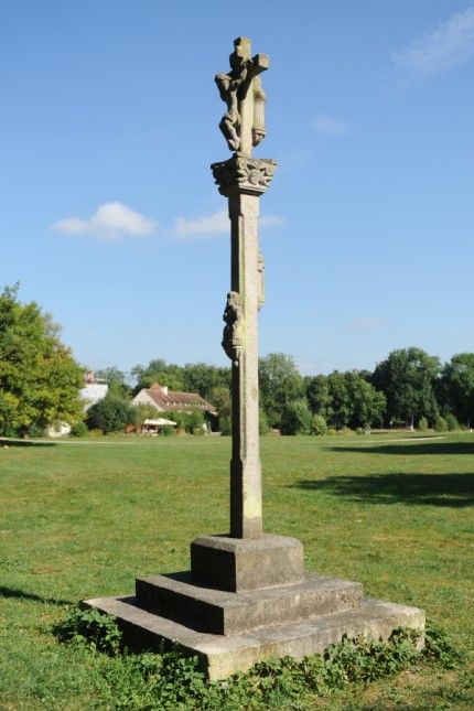 Ferientouren durch München: Südlich der Blutenburg steht ein Steinkreuz.