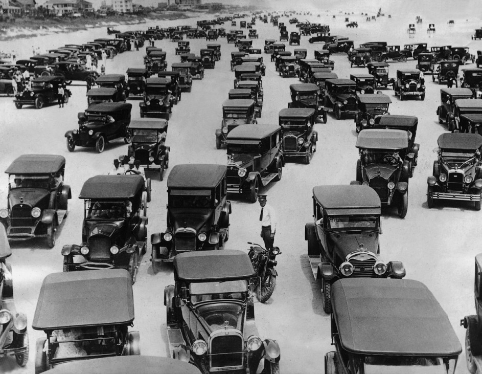 Parkplatzsuchende Autos  am Strand in Florida, 1925