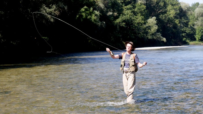 Serie: Menschen am Fluss: Fischen ist für ihn alles: Drei Wochen Urlaub hat Thomas Huber im August. Und diese Zeit wird er zum großen Teil an und in der Isar verbringen.