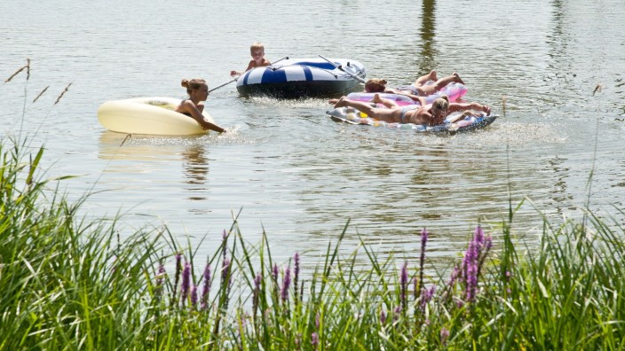 Schwimmen in Aßling: So stellen sich auch die Aßlinger ihre Sommer vor. Sie möchten künftig ihren eigenen Badeweiher haben.