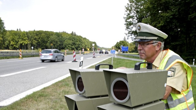 Baustelle zwischen München und Dreieck Starnberg: Direkt an der Autobahn hat Polizeihauptkommissar Vincenz Wirth sich und sein Radarmessgerät postiert.