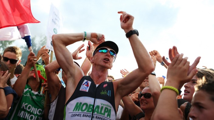 Frankreich: Auch nach einem Ironman kann er noch feiern: der französische Triathlet Ludovic Chorgnon.