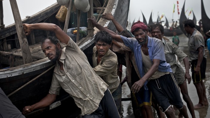 Bangladesh's Rohingya Refugees See Sharp Rise In Human Trafficking Victims