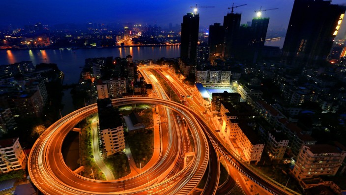 Wirtschaftswachstum: Chinas Städte und das Straßennetz sind in den vergangenen Jahren schnell gewachsen: Blick auf Guangzhou im Süden des Landes.