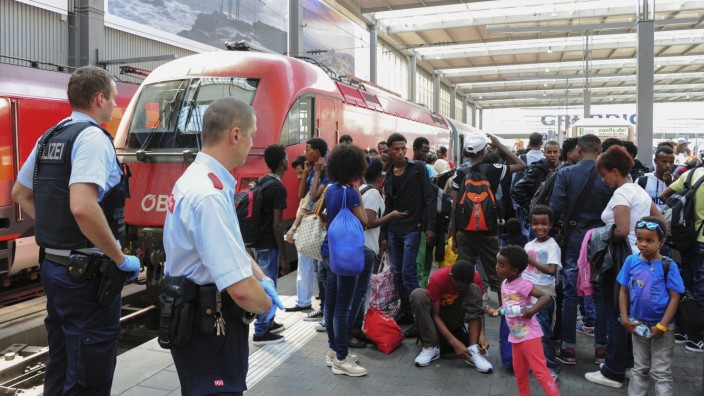 Flüchtlinge in München: Gerade am Münchner Hauptbahnhof angekommen: Die Polizei geleitet Flüchtlinge zur neuen Registrierungsstelle.