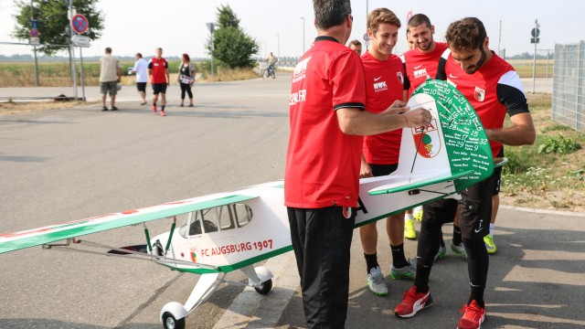 Josef Schmidt Rasenhelfer des FC Augsburg und Hobby Flugzeugmodell Bauer hat ein FCA Flugzeug kons