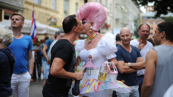 Feiern im Freien: Alljährlich Treffpunkt und Laufsteg für die lesbisch-schwule Community Münchens: das Straßenfest auf der Hans-Sachs-Straße.