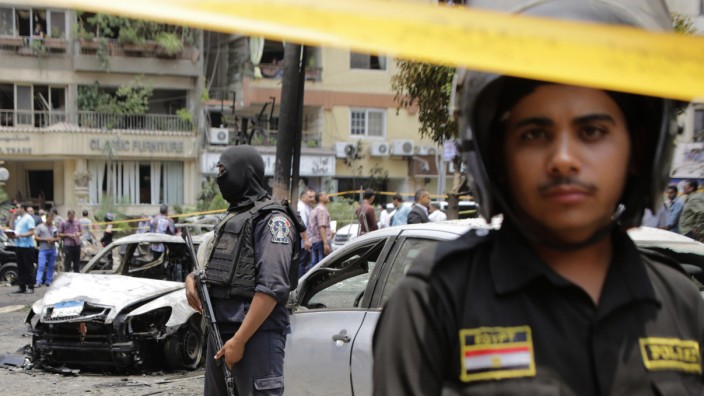 Nach IS-Anschlägen: Ägyptische Polizisten sichern die Anschlagstelle auf den Konvoi des Generalstaatsanwalt Barakat im Juni 2015 in Kairo.