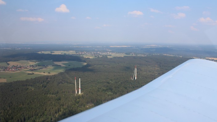 Berg/Schäftlarn: Die Türme von zwei der vier geplanten Windräder in Berg überragen längst die Bäume - und sind schon jetzt zum Beispiel von der Autobahn A 95 aus zu sehen.