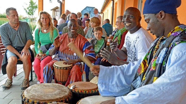 Maisach: Afrikanische Trommelklänge unterhalten die Gäste des Festes des Maisacher Asylhelferkreises.