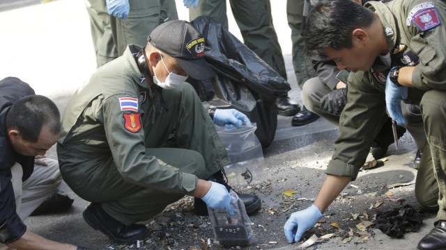 Polizisten am Anschlagsort in Bangkok