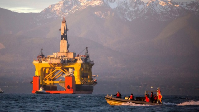 Rohstoffe: Bohrinsel von Shell: Jetzt hat der Konzern die Genehmigung, in der ölreichen Tschuktschensee vor der Nordwestküste Alaskas Öl zu fördern.