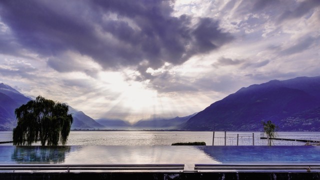 Termali Salini & Spa Lido: Angenehme Illusion: Wer im Außenbecken der Termali Salini & Spa schwimmt, glaubt, sich bereits direkt im Lago Maggiore zu befinden.