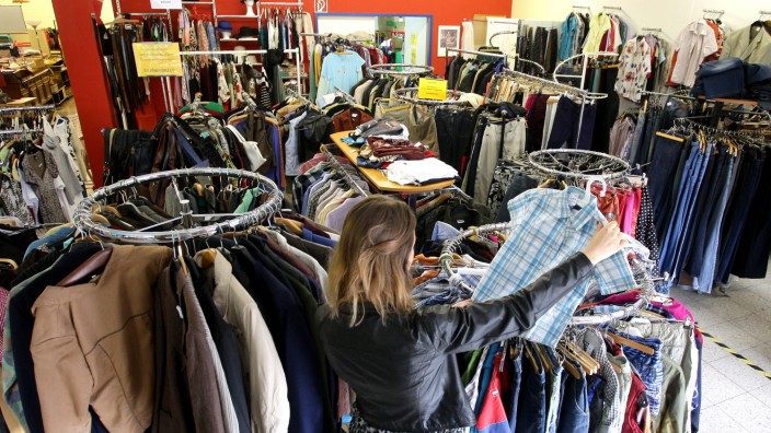 Engagement für Flüchtlinge: Im vom Caritas Freising organisierten Kaufhaus "Rentabel" an der Kepserstraße kann man zum kleinen Preis Kleidung aus zweiter Hand kaufen.