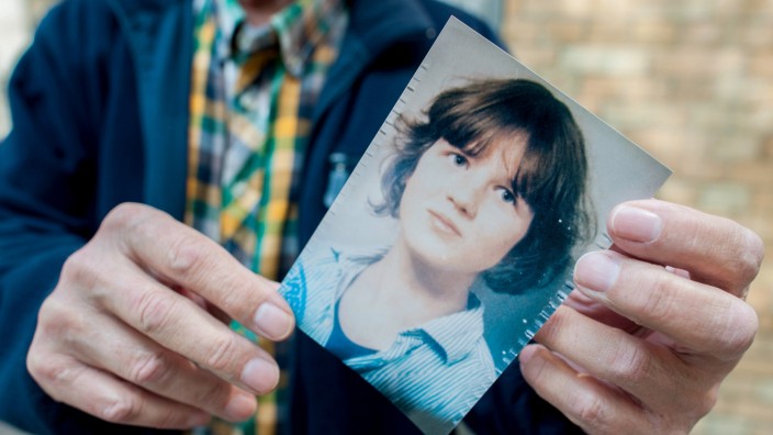 Strafrechtsänderung: Der Vater des Opfers, Hans von Möhlmann, hält ein Foto seiner 1981 ermordeten Tochter Frederike in die Kamera.