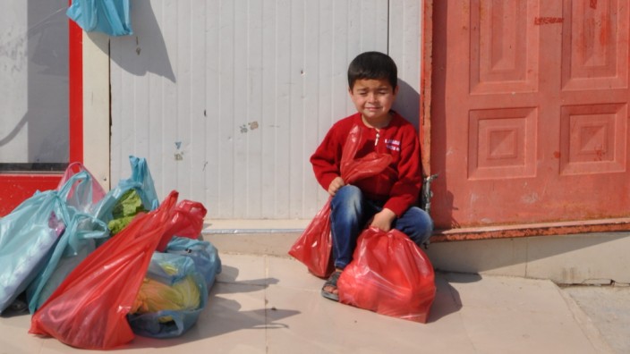 Flüchtlingslager in der Türkei: Dank der Ernährungshilfe des UN World Food Programme kann die Familie dieses kleinen Jungen Essen kaufen.