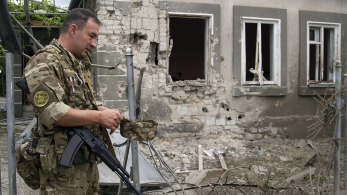 Krieg in der Ukraine: Beschuss der Separatisten: Ein ukrainischer Soldat steht neben einem zerstörten Haus in Sartana nahe Mariupol.