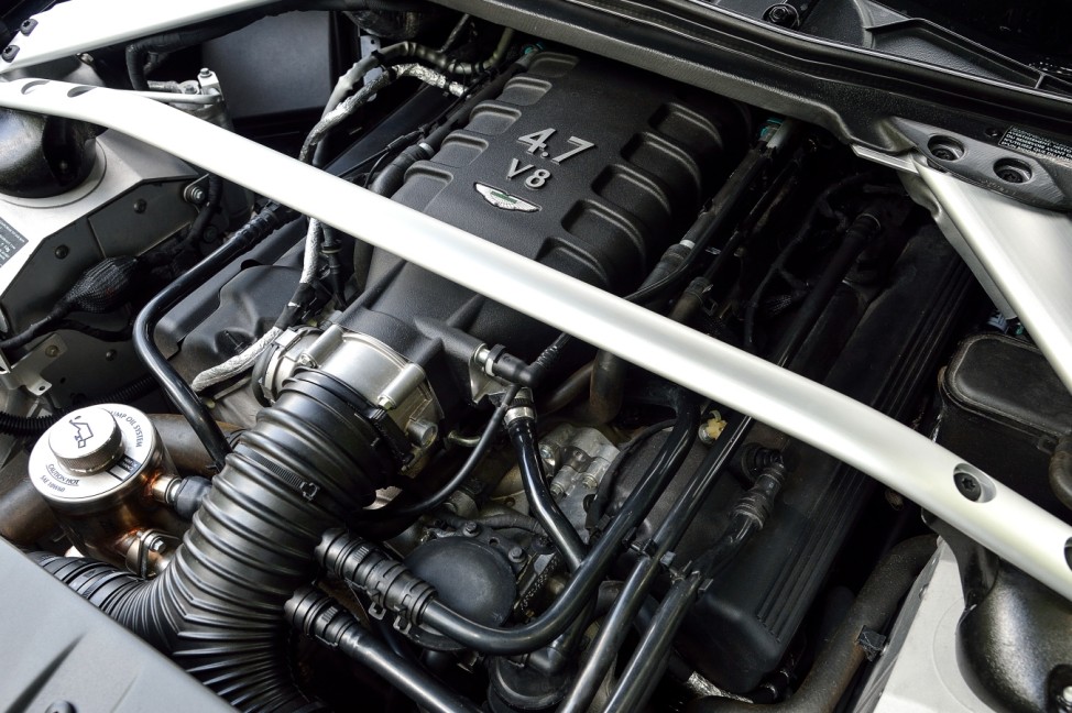 Der Motor des Aston Martin V8 Vantage N430.
