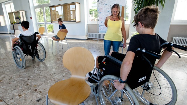 Grafing: Die Behindertenbeauftragte des Landkreises, Petra Mittelberg, lässt die Jugendlichen im Rollstuhl fahren.