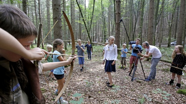 Ammerland: Die wilde Kinder-Bande bedroht die arme Luise. Der Münsinger Kameramann Stefan Pfeil (rechts) dreht wieder einen Film mit den Kleinen aus dem Ort.