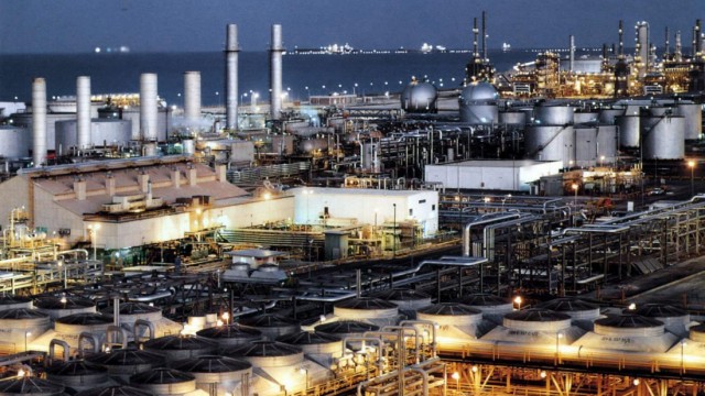 Erdölraffinerie bei Dhahran in Saudi-Arabien