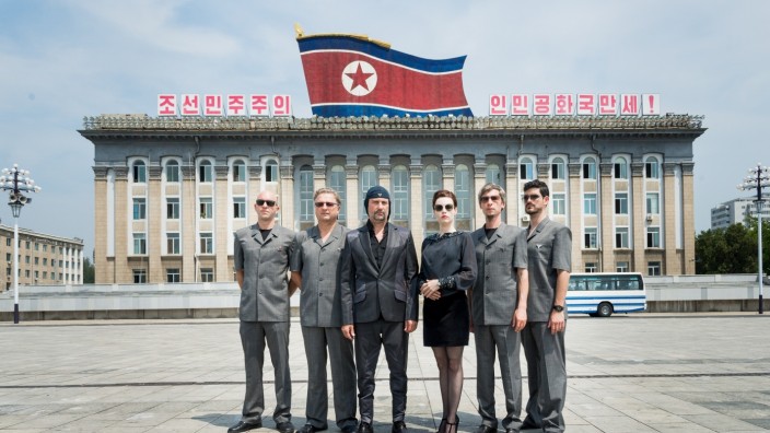 Laibach in Nordkorea: Irony is over? Naja! Laibach auf dem Kim-Il-Sung-Platz im Zentrum von Pjöngjang, im Hintergrund die Zentrale der Partei der Arbeit.