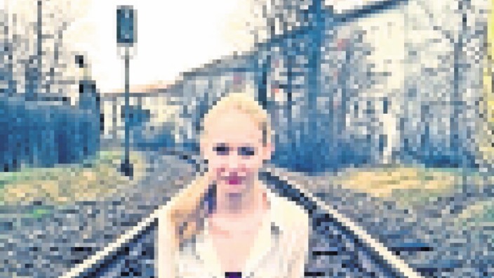 Lebensgefährlicher Trend: Hannah aus Traunstein setzte sich für ein cooles Foto auf die Gleise. Sie hatte Glück, dass kein Zug kam.