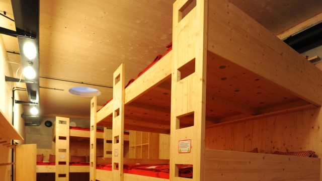 Berghütte in Grainau: Die neuen Mehrbettzimmer sind ebenso wie der Gastraum in hellem Fichtenholz gehalten.