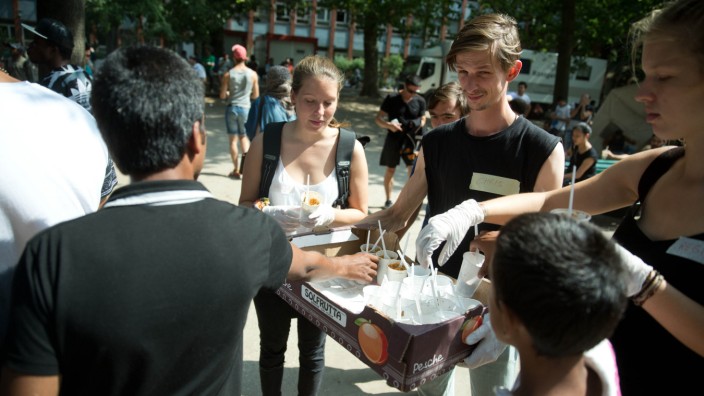 Ehrenamtliche helfen Flüchtlingen in Berlin
