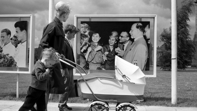 Geschichte der Sexualität: "Kinder sind die Zukunft der Nation", hieß es in der DDR unter Walter Ulbricht, hinten auf dem Plakat zu sehen. Empfängnisverhütung gab es dann trotzdem.