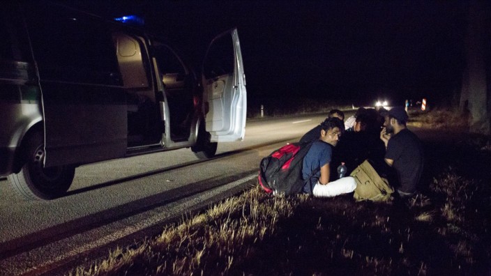 Pakistanische Fluechtlinge an bayerischer Autobahn